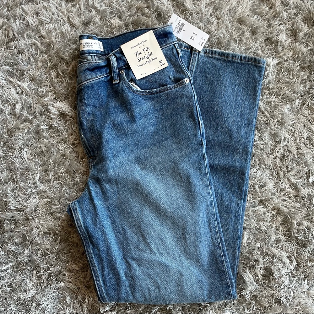 NEW!!! A&F Vintage Stretch Denim

Ultra High Rise 90s Straight Jean - Picture 3 of 7